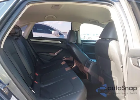 2017 Volkswagen Passat 1.8T R-Line z USA, uszkodzony, nr VIN 1VWDT7A36HC024482